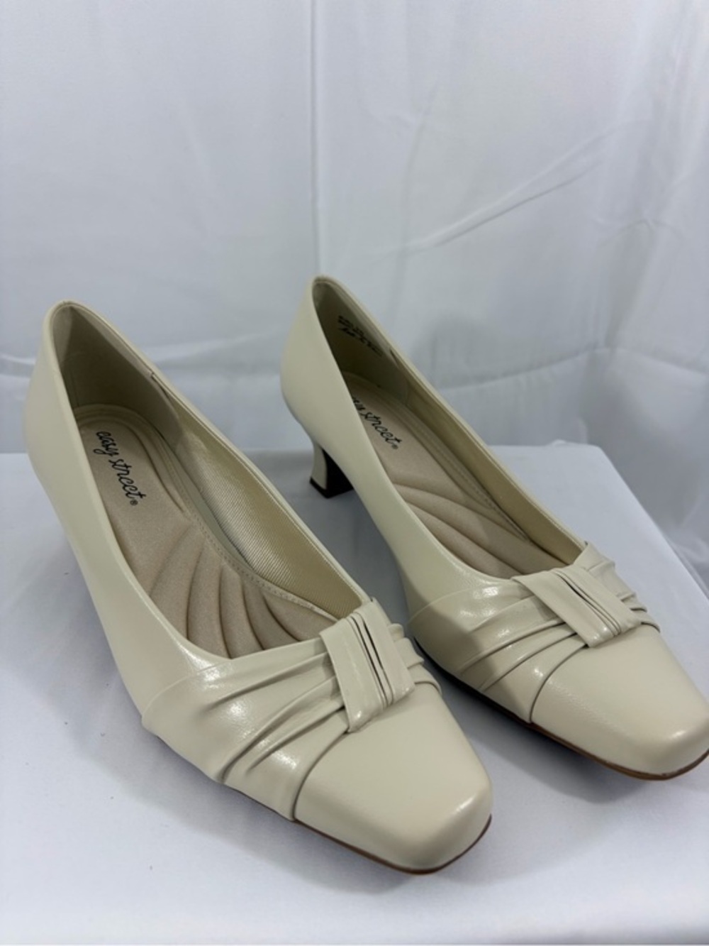 NWT Easy Street Women’s Size 9W Cream Classic Low Heel Pumps